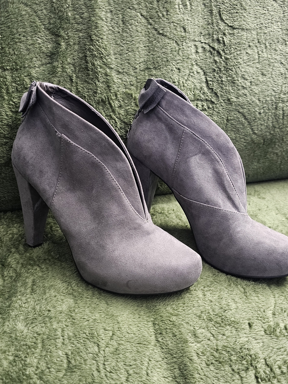 Women's Grey Suede High Heel Chic Ankle Booties G By Guess 8.5 Medium Width